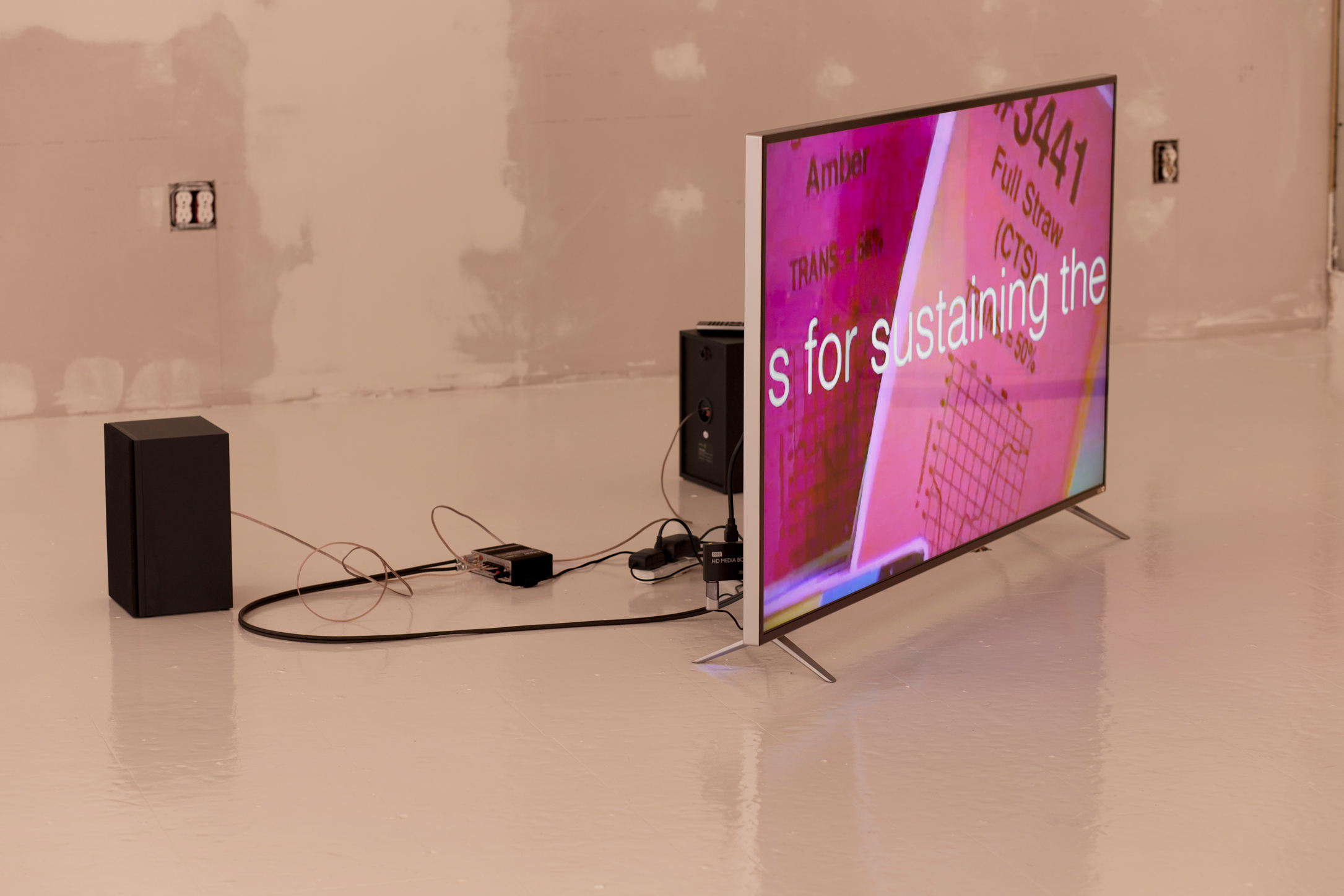 Behind the screen, two speakers are wired with copper wire